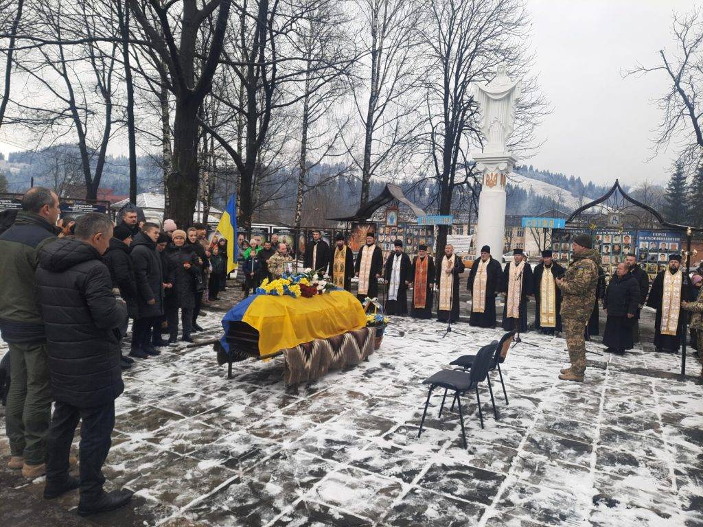 В обіймах синьо-жовтого стягу назавжди повернувся у Верховину боєць Леонід Мосорук