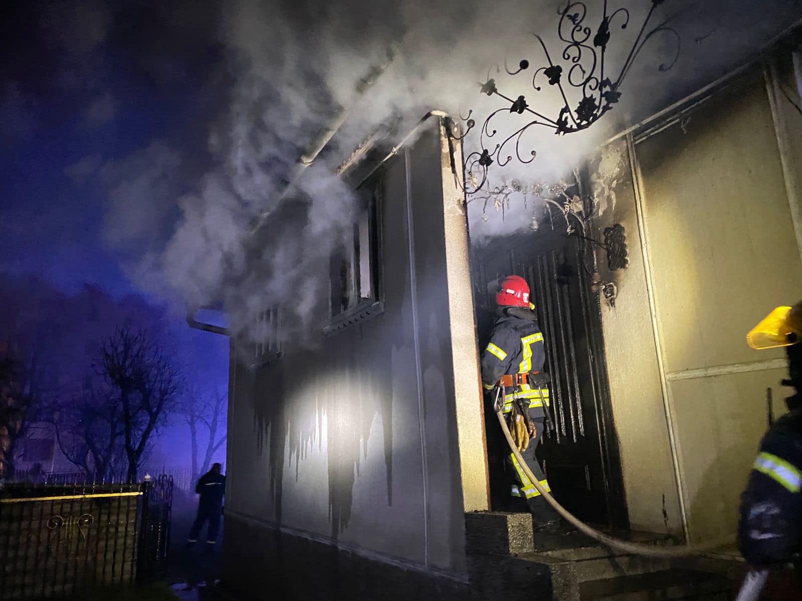 Рятувальники ліквідували пожежу будинку у Надвірній