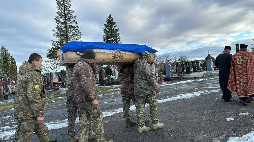 Надвірнянська громада провела в останню земну дорогу захисника Василя Непеляка