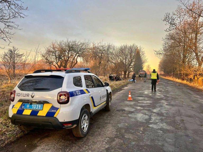 На Косівщині авто врізалось в дерево: загинула жінка. ФОТО