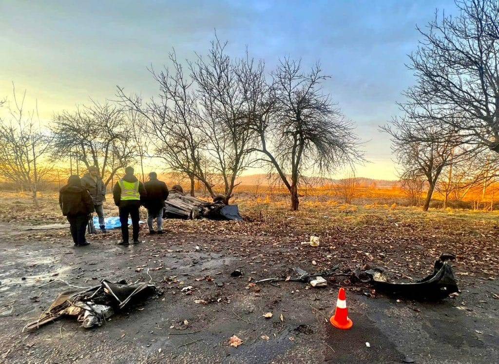 На Косівщині авто врізалось в дерево: загинула жінка. ФОТО