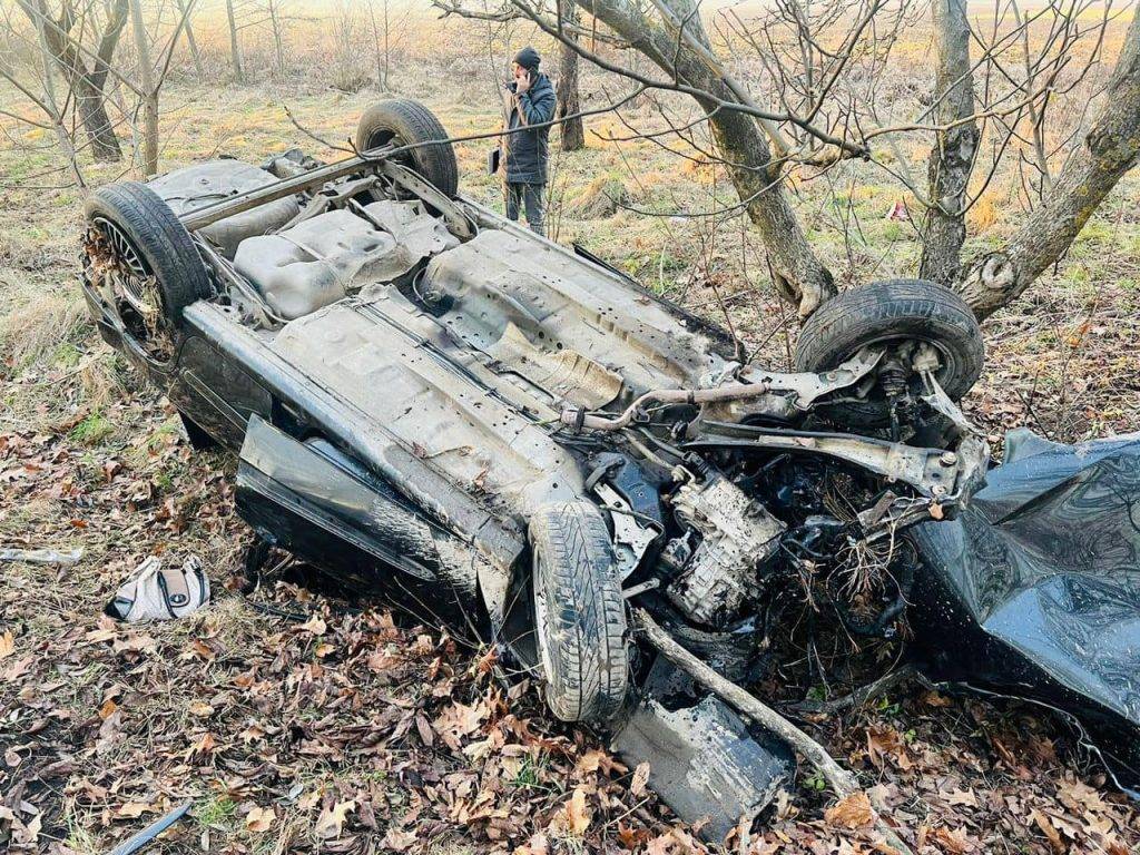На Косівщині авто врізалось в дерево: загинула жінка. ФОТО