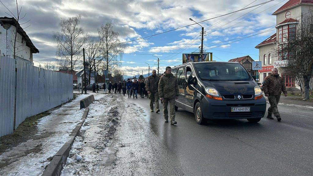 Надвірнянська громада провела в останню земну дорогу захисника Василя Непеляка