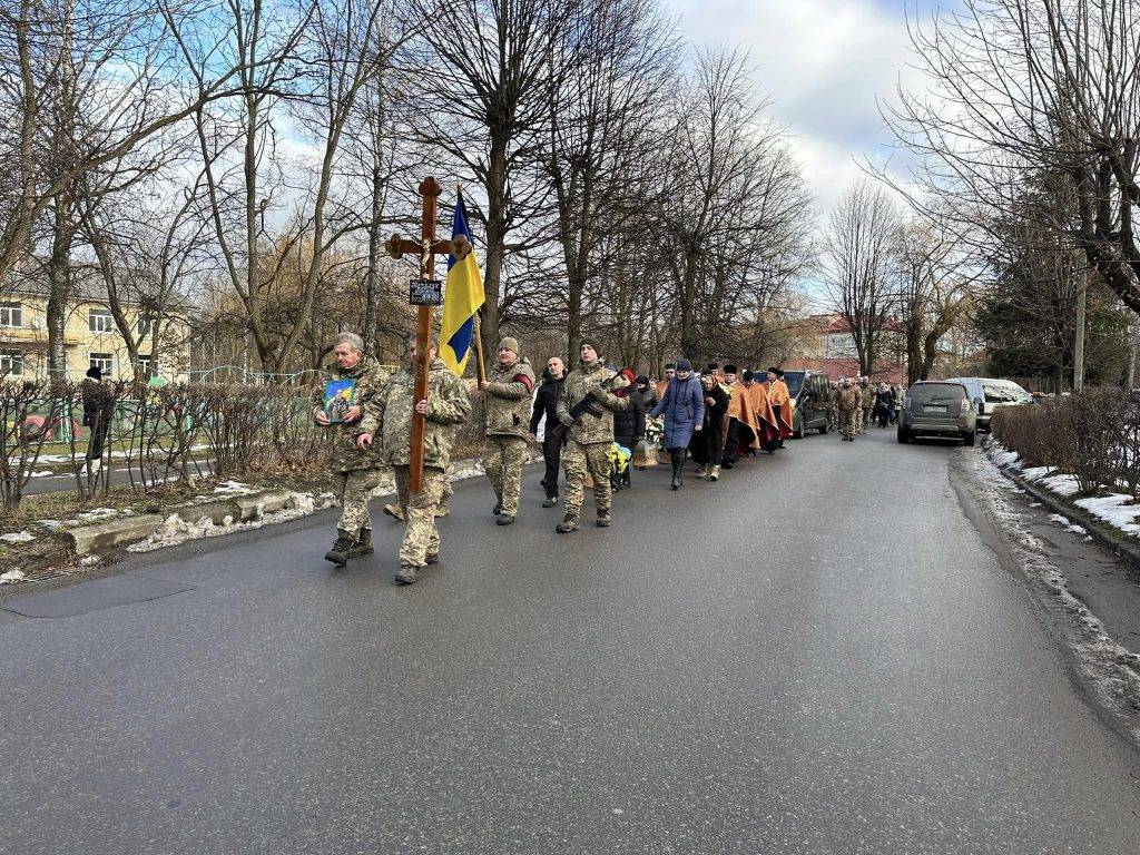 Надвірнянська громада провела в останню земну дорогу захисника Василя Непеляка