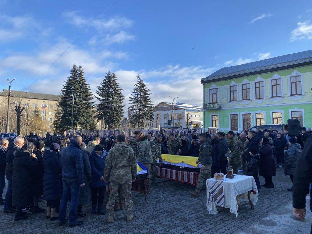 У громаді на Прикарпатті люди з почестями зустріли двох загиблих бійців