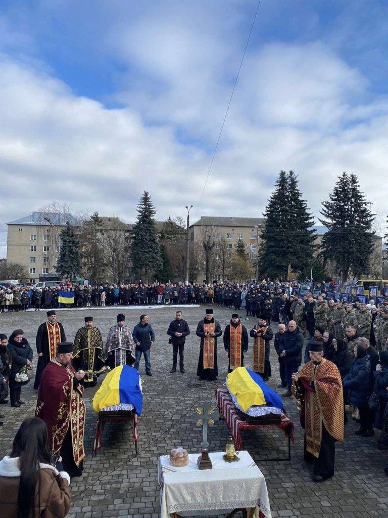 У громаді на Прикарпатті люди з почестями зустріли двох загиблих бійців