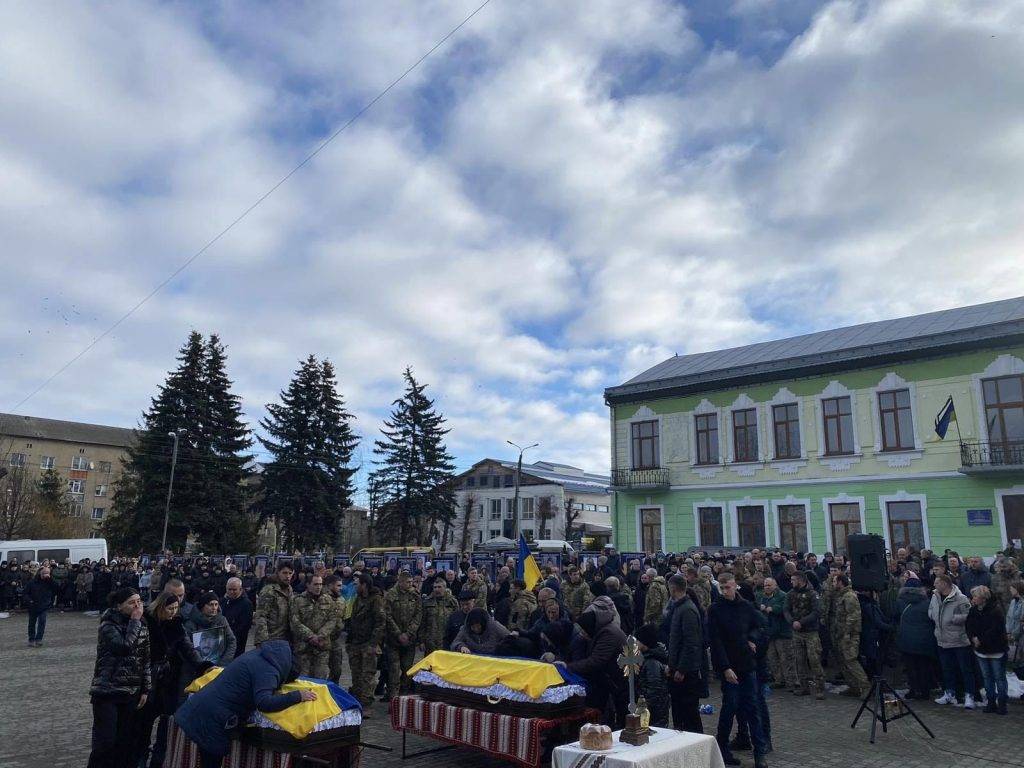 У громаді на Прикарпатті люди з почестями зустріли двох загиблих бійців