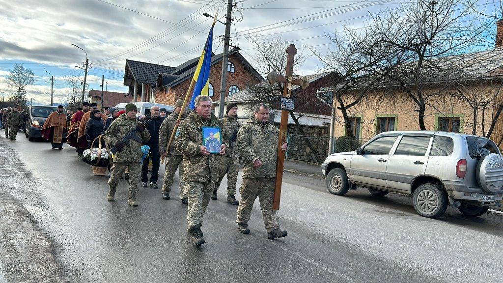 Надвірнянська громада провела в останню земну дорогу захисника Василя Непеляка