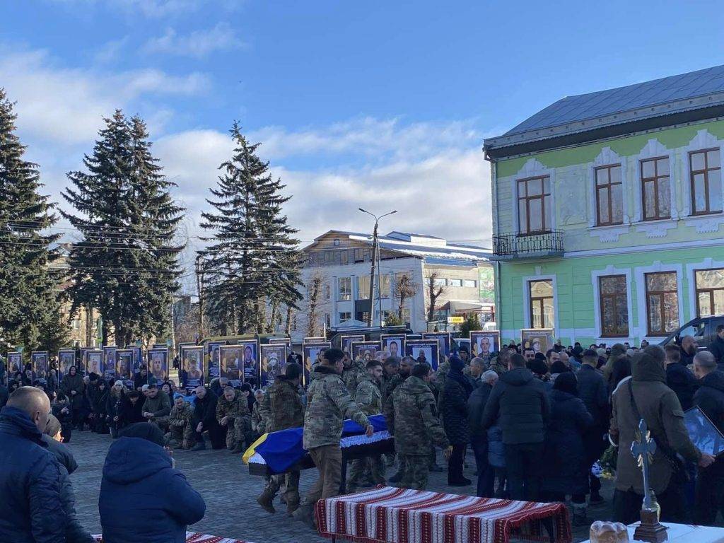 У громаді на Прикарпатті люди з почестями зустріли двох загиблих бійців