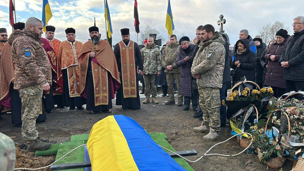 Надвірнянська громада провела в останню земну дорогу захисника Василя Непеляка