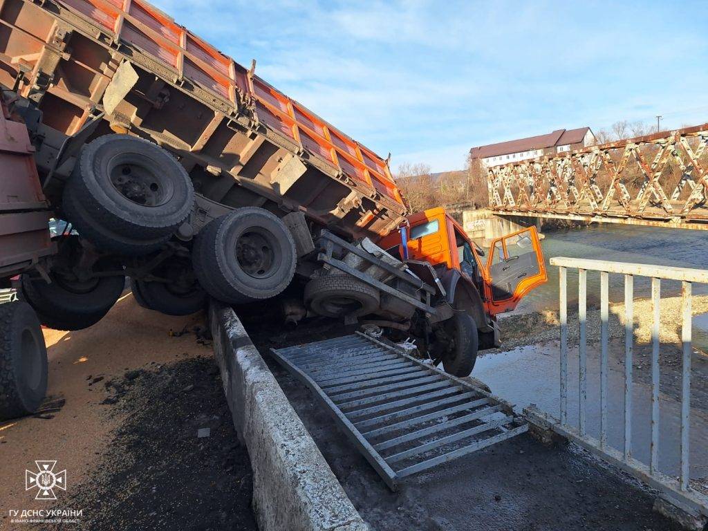 На Калущині вантажівка повисла над мостом. ФОТО
