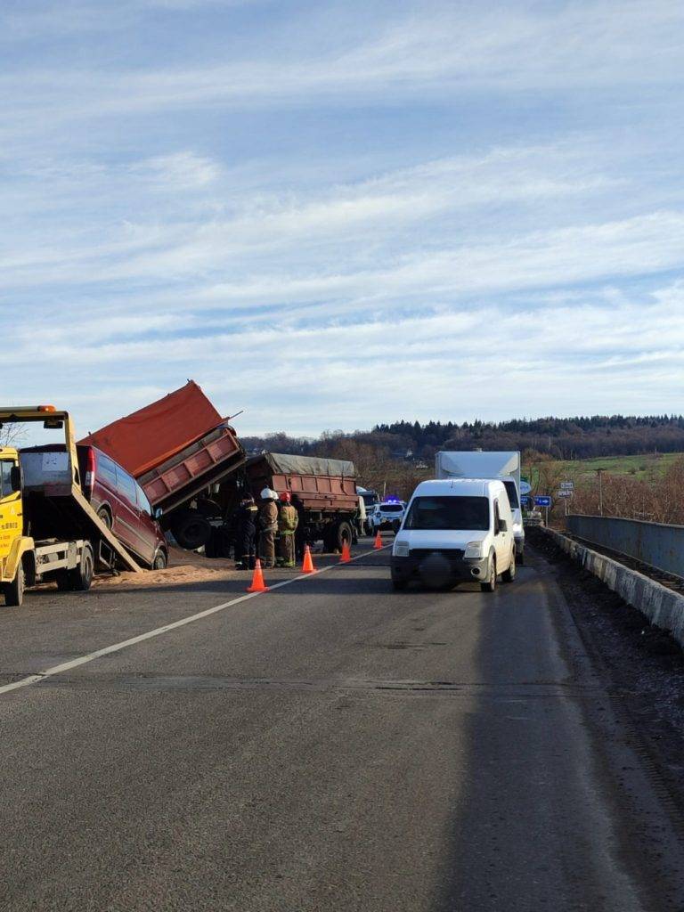 З кабіни врятували жінку: відомі деталі ДТП на Франківщині, де вантажівка ледь не впала з мосту