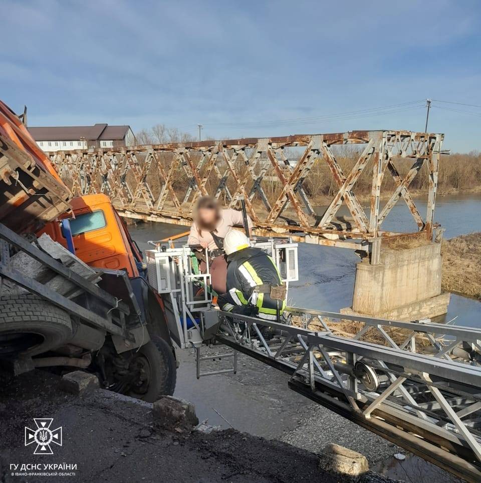 На Калущині вантажівка повисла над мостом. ФОТО