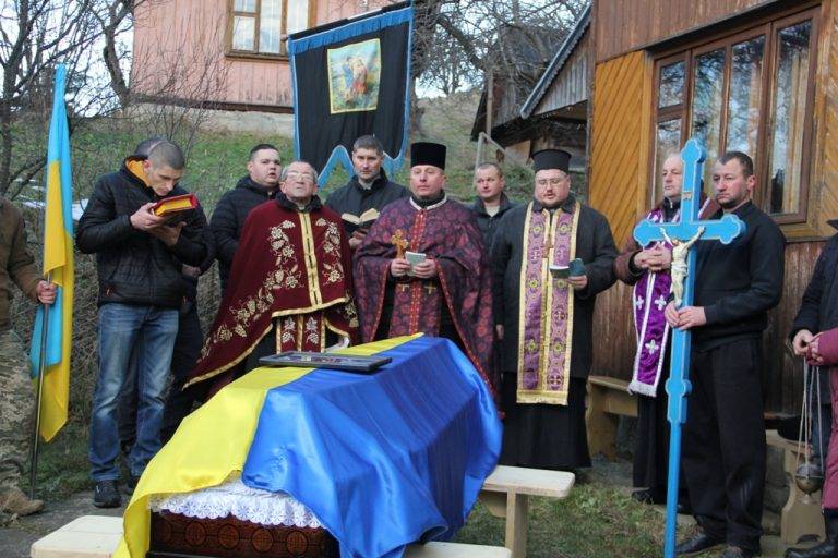 Болехівська громада зі сльозами на очах зустріла відважного бійця Івана Мандрика