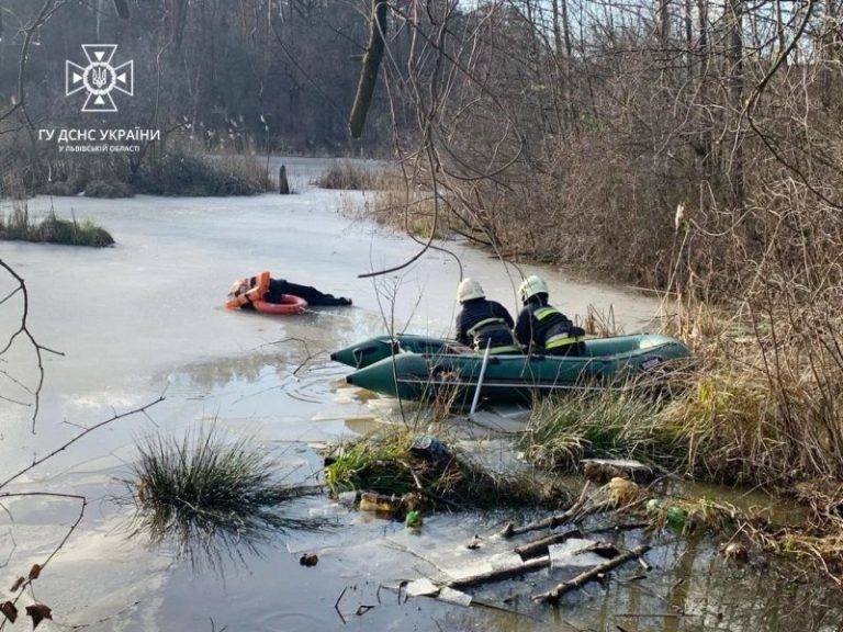 На Львівщині 12-річна дівчинка провалилася під лід на озері ФОТО