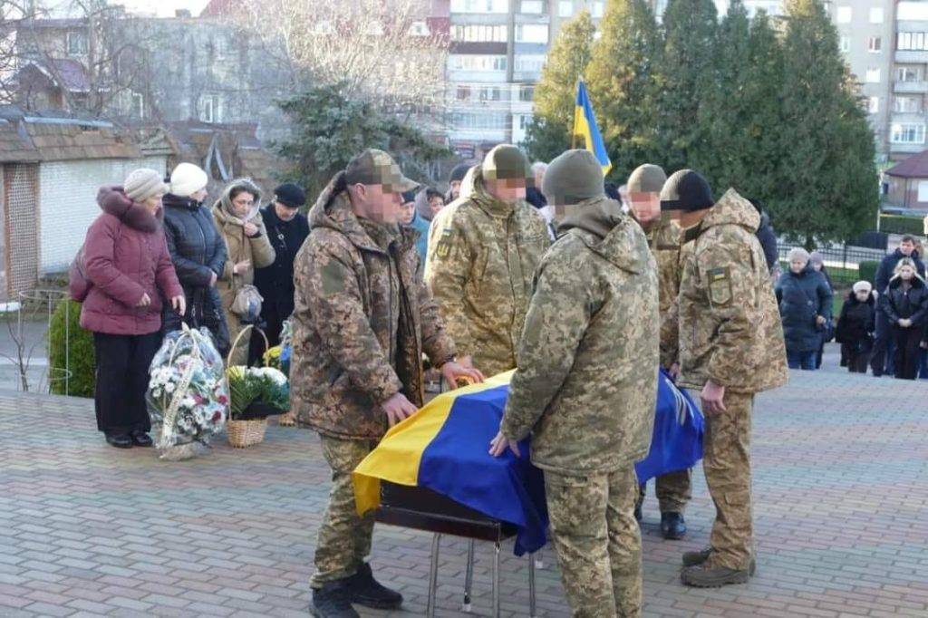 На Алеї Слави у Калуші поховали бійця Володимира Гордишинського