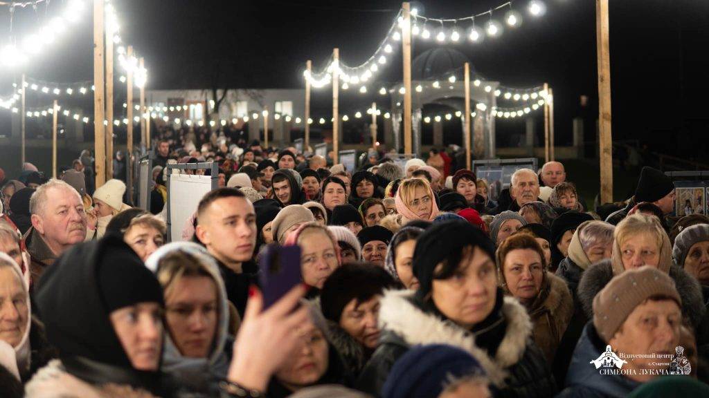 Сотні прочан молилися перед Новим роком у Старуні ФОТО