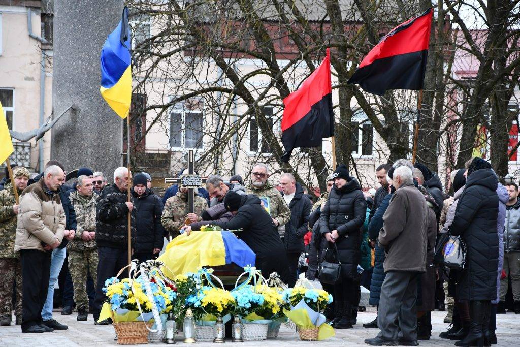 Рогатинська громада з почестями зустріла загиблого бійця Володимира Пилипіва