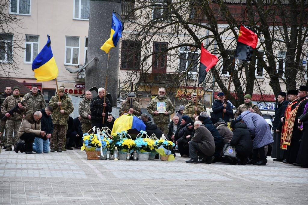 Рогатинська громада з почестями зустріла загиблого бійця Володимира Пилипіва