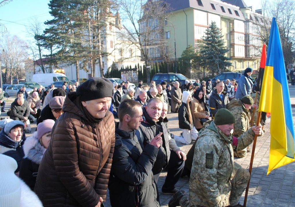 Богородчанщина на колінах зустріла Героя Романа Кицмена