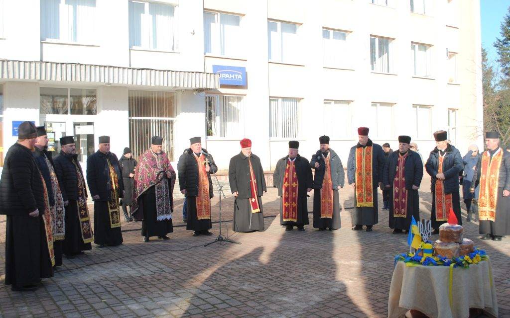 Богородчанщина на колінах зустріла Героя Романа Кицмена