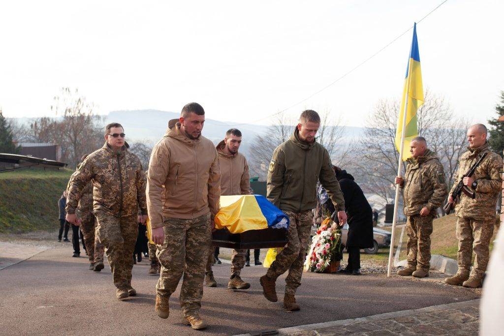 На Прикарпатті провели в останню дорогу полеглого Василя Собка ФОТО