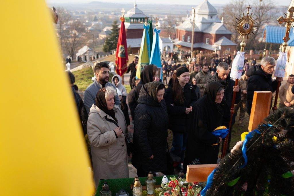 На Прикарпатті провели в останню дорогу полеглого Василя Собка ФОТО