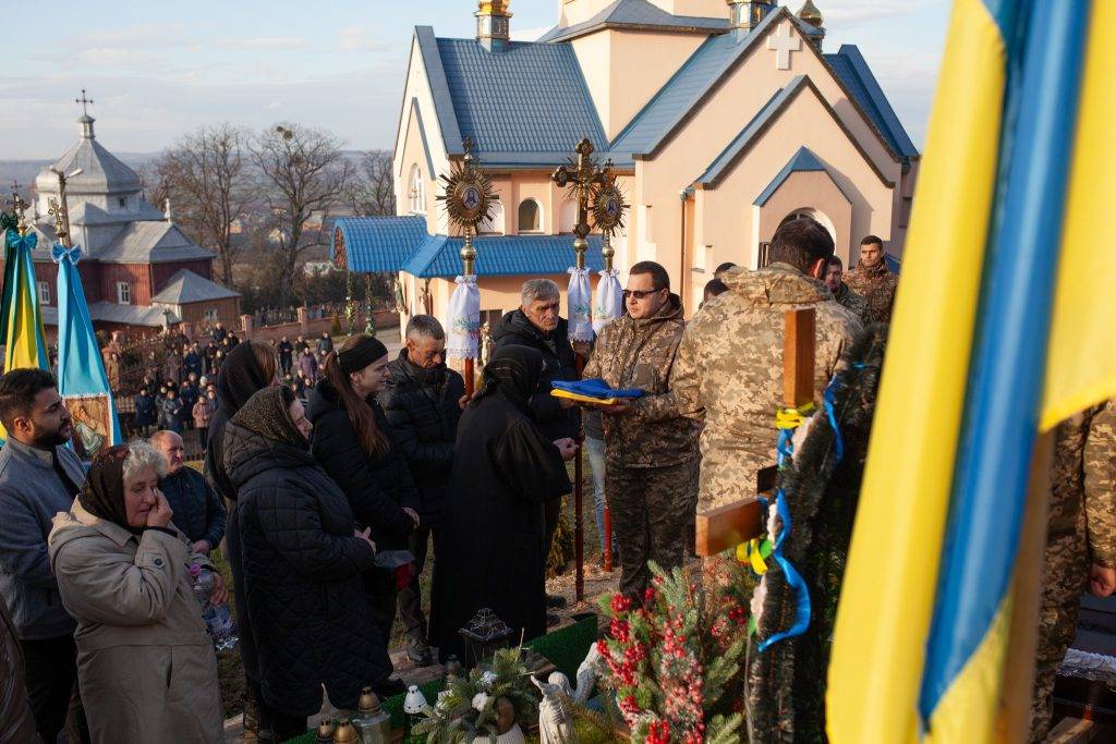 На Прикарпатті провели в останню дорогу полеглого Василя Собка ФОТО