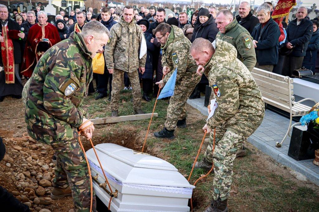 На Прикарпатті на колінах попрощалися з полеглим Ігорем Дуткою ФОТО