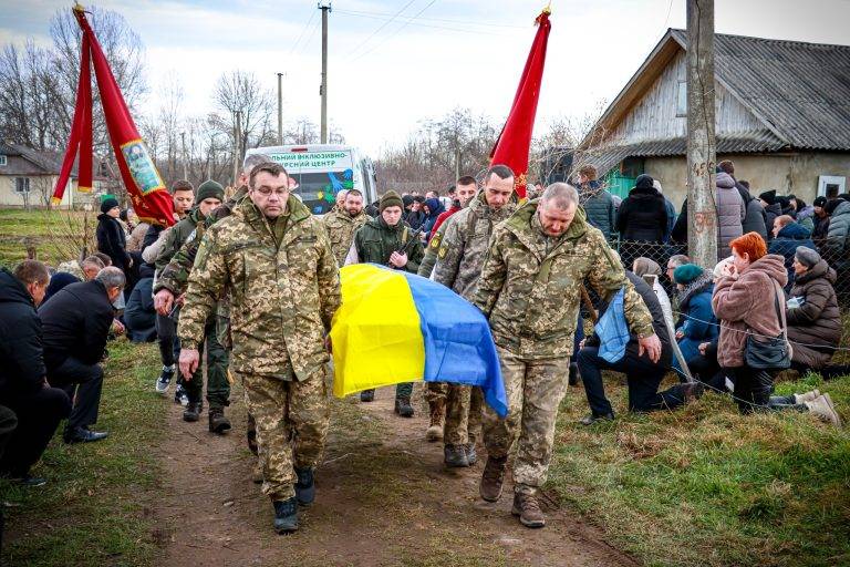 На Прикарпатті на колінах попрощалися з полеглим Ігорем Дуткою ФОТО