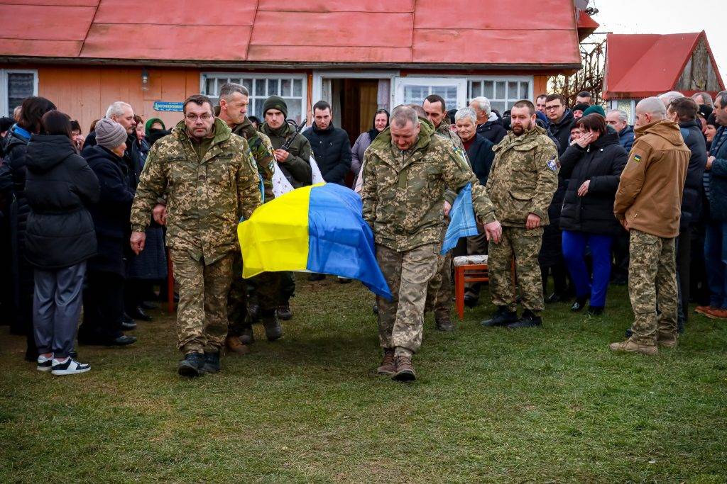 На Прикарпатті на колінах попрощалися з полеглим Ігорем Дуткою ФОТО