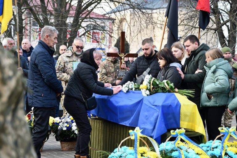 На Рогатинщину прибув скорботний кортеж полеглого Героя Андрія Гарасиміва ФОТО