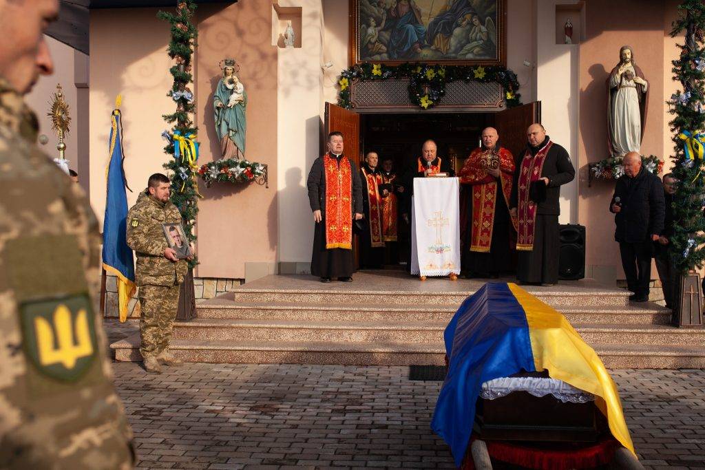 На Прикарпатті провели в останню дорогу полеглого Василя Собка ФОТО