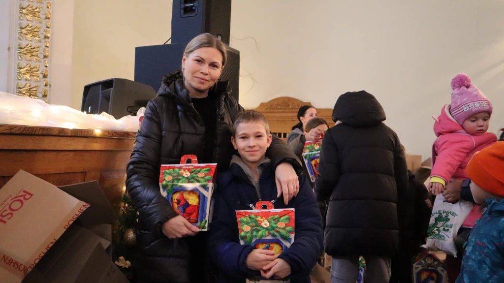 В місті Коломия, для трьохсот дітей пільгових категорій, влаштували свято Різдва