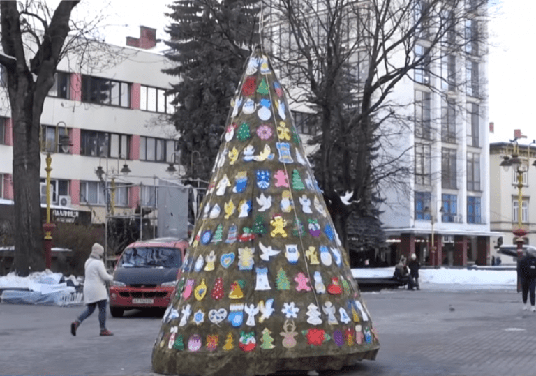 У Франківську встановили "Ялинку Перемоги". ВІДЕО