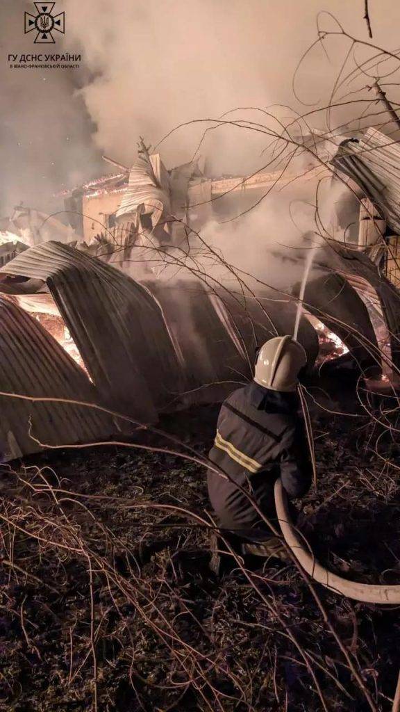 На Прикарпатті чотири години гасили пожежу столярного цеху. ФОТО