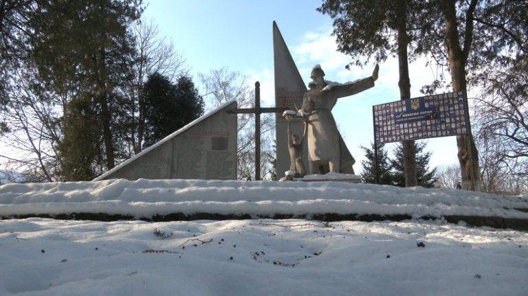 Чому у двох селах на Франківщині хочуть зберегти пам'ятники радянським солдатам