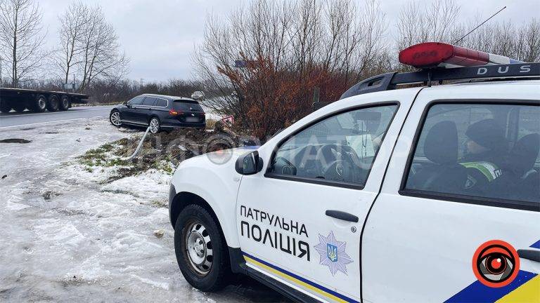 На об'їзній Коломиї автомобіль в’їхав в дерев’яну огорожу. ФОТО