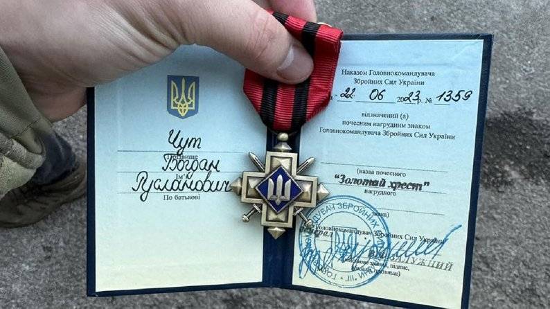 Залужний нагородив "Золотим хрестом" бойового медика з Франківська Богдана Чута