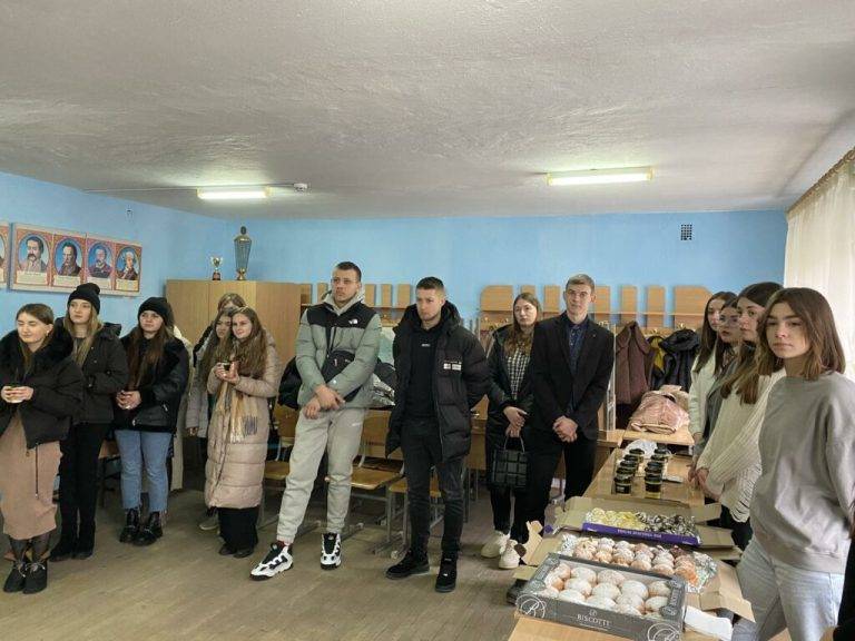 У Коломийському інституті на ярмарку зібрали понад 40 тис грн для військових