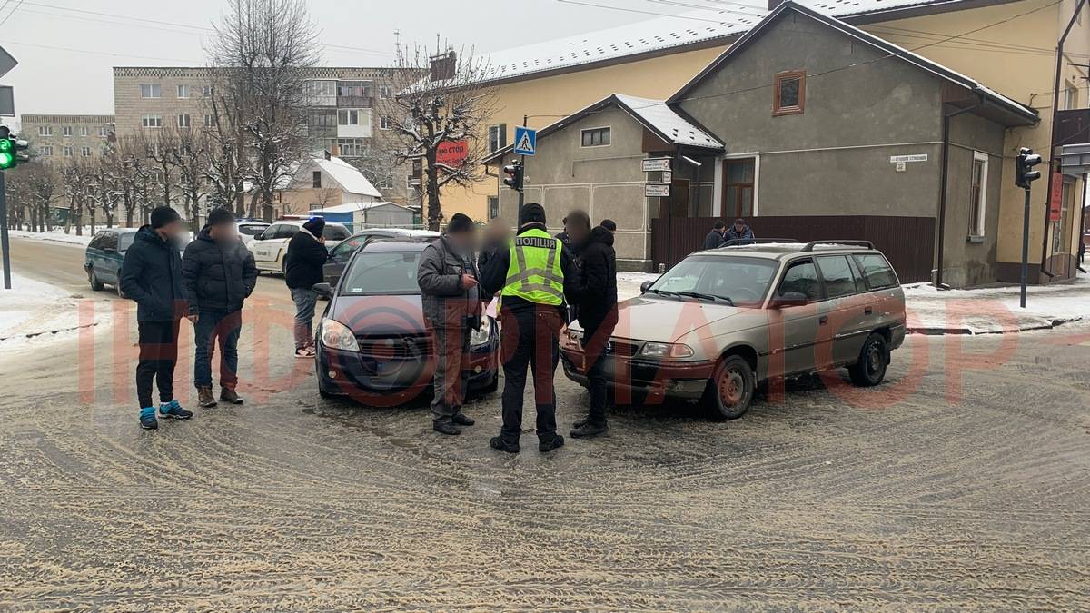 В Коломиї не розминулись дві автівки. ФОТО