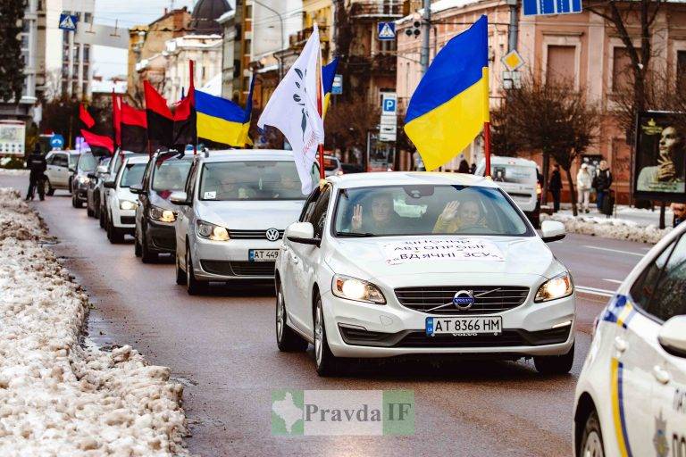 У Франківську дружини військових та полеглих захисників організували автопробіг. ФОТОРЕПОРТАЖ