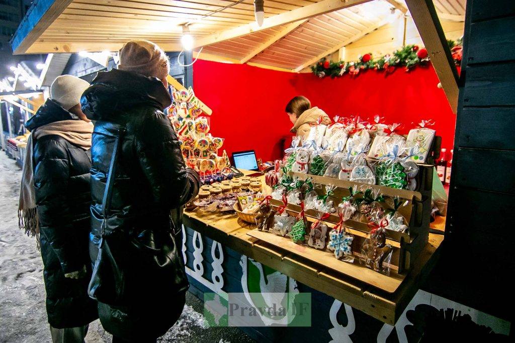 Справжня різдвяна казка: у Івано-Франківську запрацювали новорічний ярмарок та ковзанка ФОТОРЕПОРТАЖ