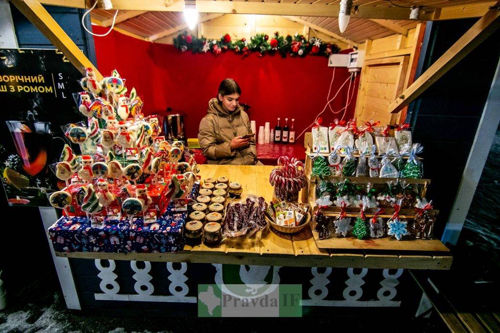 Справжня різдвяна казка: у Івано-Франківську запрацювали новорічний ярмарок та ковзанка ФОТОРЕПОРТАЖ