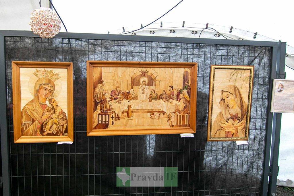 У палаці Потоцьких відкрили виставку з унікальними вертепом та іконами, що зроблені з сіна