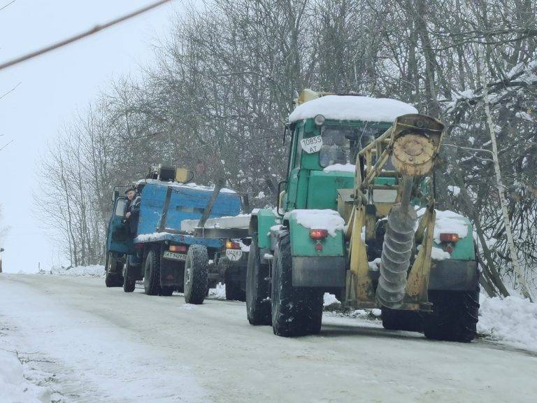 Енергетики змінюють електроопори на Рогатинщині. ФОТО