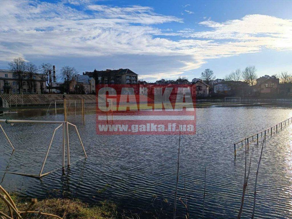 У Франківську через аварію на місці стадіону “Юність” водойма, в якій вже плавають качки. ФОТО