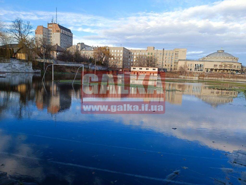 У Франківську через аварію на місці стадіону “Юність” водойма, в якій вже плавають качки. ФОТО