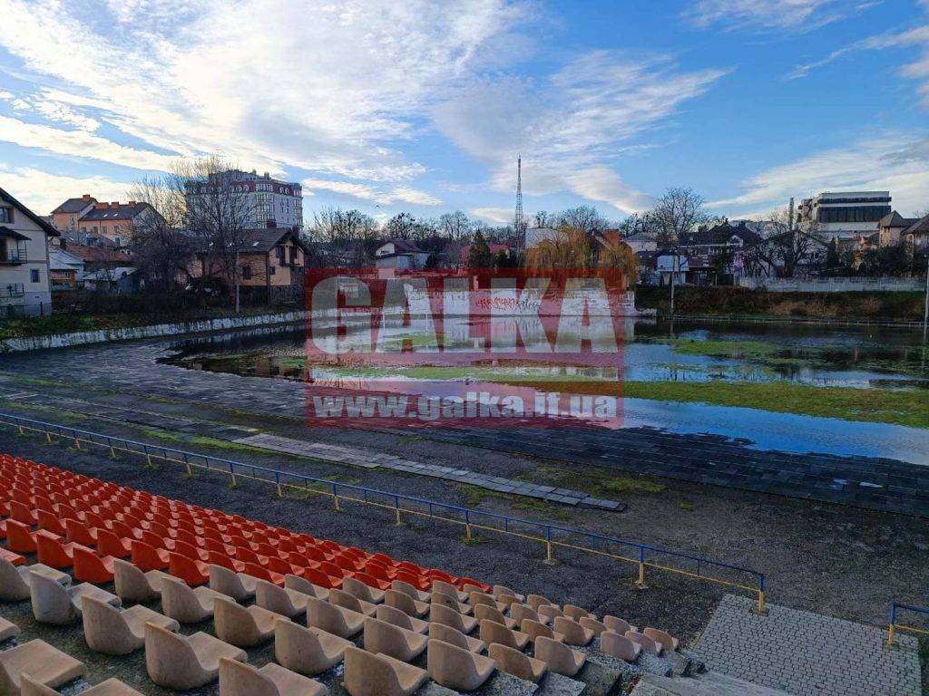 У Франківську через аварію на місці стадіону “Юність” водойма, в якій вже плавають качки. ФОТО