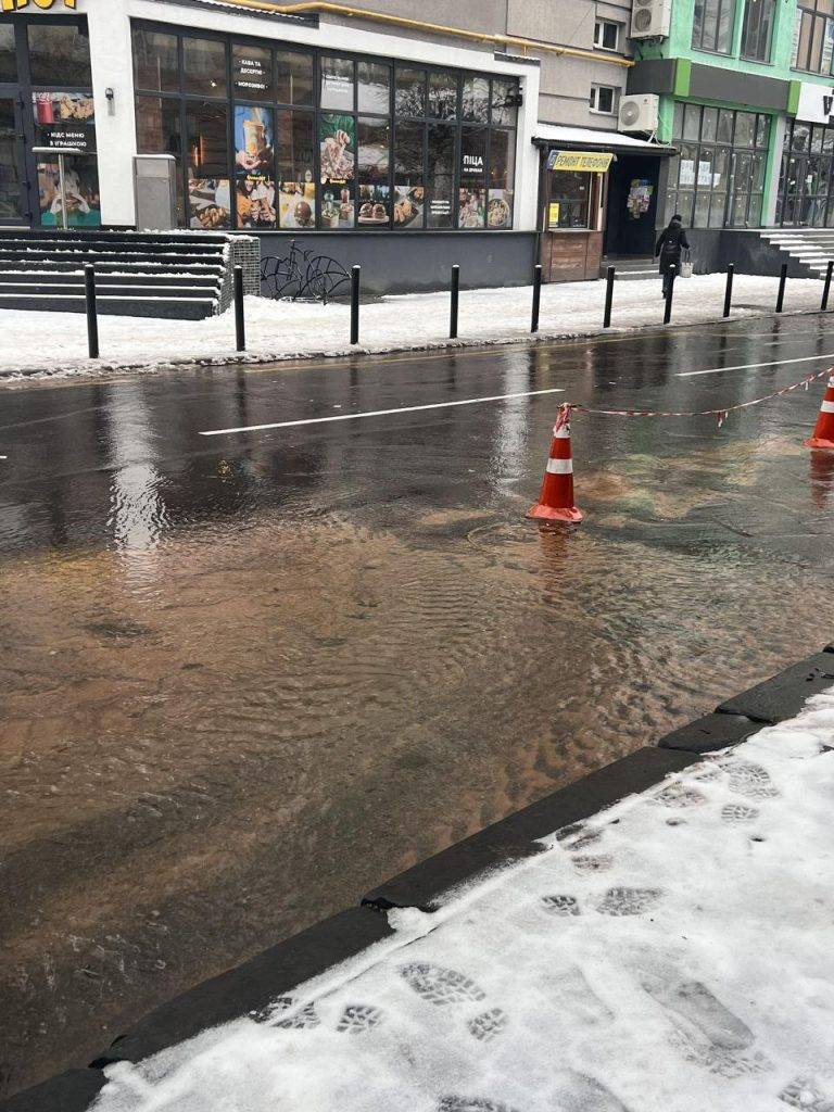У Франківську затопило вулицю Бельведерську. ФОТО